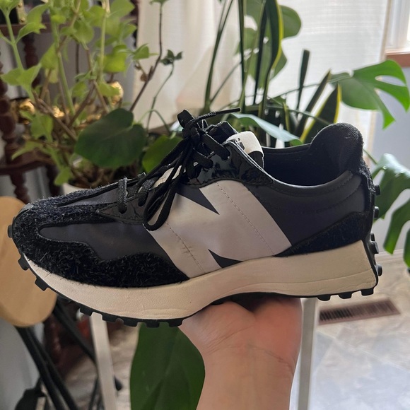 Women’s New Balance 327 - Picture 2 of 7